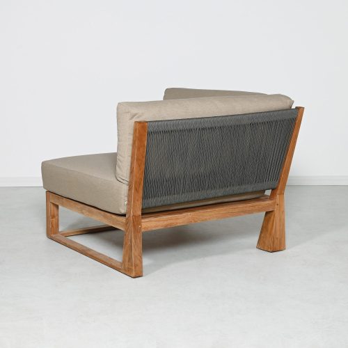 Contemporary outdoor lounge