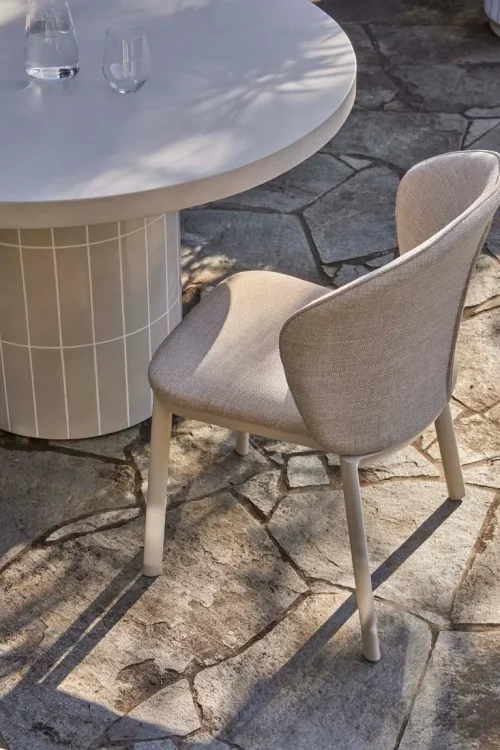 Round dining table