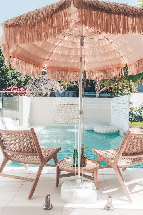 Round patio table